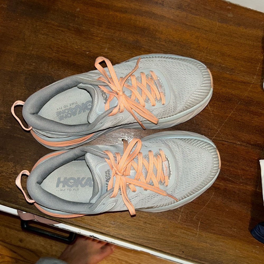 Tennis shoes